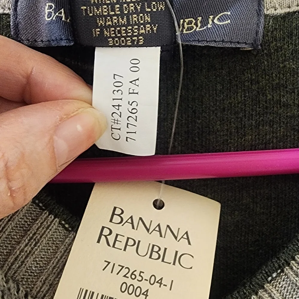 Men's Gray V-Neck Sweater‎